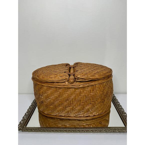 Beautiful Vintage Divided Wicker basket with leather hinges , Cottagecore - Picture 3 of 8